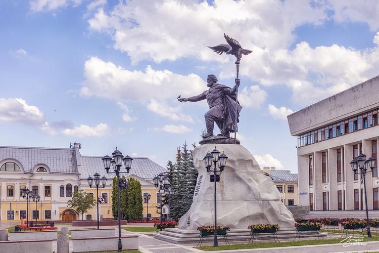 Таруса в тени деревьев и свете ламп