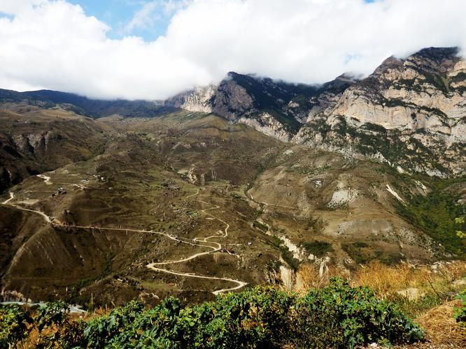 Сквозь каменные объятия земли