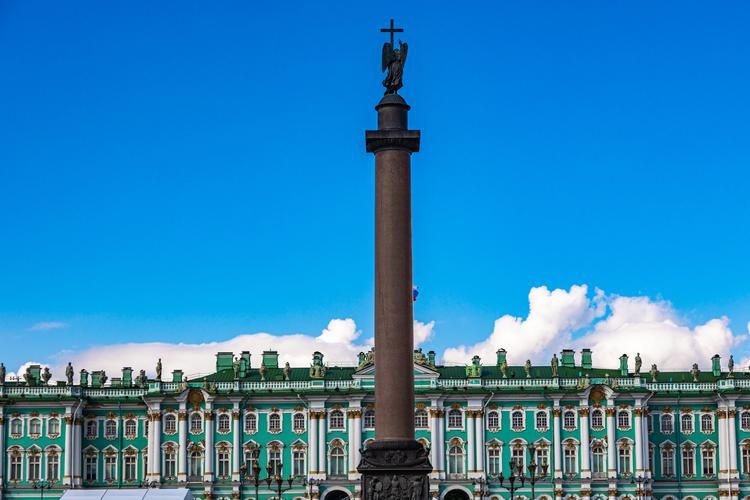 Петербург в белых ночах — где дворцы поют, а река шепчет